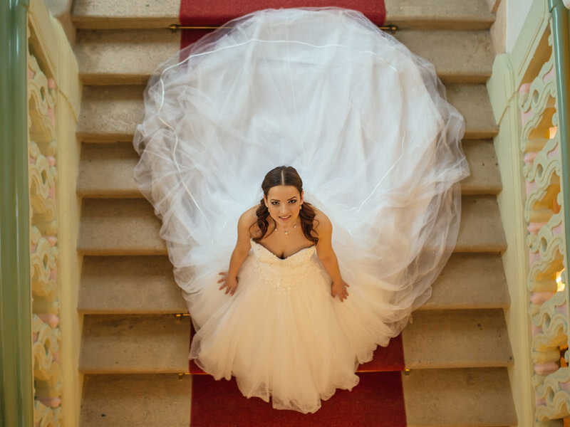 Menyasszony a kastély lépcsőjén